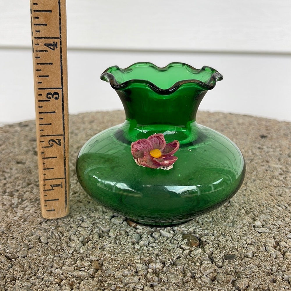 🍭 Small green glass vase w/flower